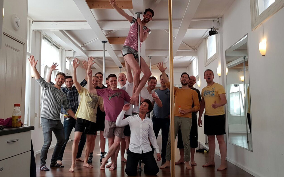 workshop vrijgezellenfeest sportief paaldansen mannen groep
